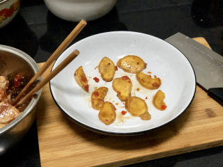 18、豆豉剁椒蒸排骨,把生姜拣出放在盘底