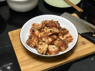 19、豆豉剁椒蒸排骨,摆入排骨