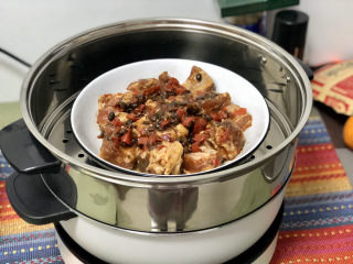20、豆豉剁椒蒸排骨,蒸锅上气后放入排骨。可以在排骨上倒扣一个盘子以防水滴入