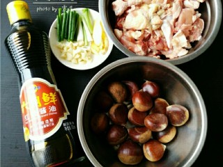1、板栗烧鸡,备好食材：鸡肉，板栗，姜片，葱段，蒜粒；
