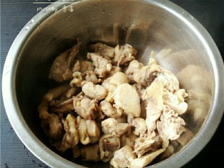 5、板栗烧鸡,焯水后的鸡肉，捞出，用流动清水冲洗干净；