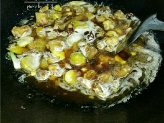 10、板栗烧鸡,调入适量清水，放入板栗；