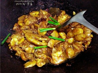 12、板栗烧鸡,放入葱绿，关火，起锅。