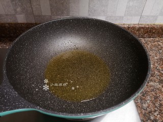 7、杏鲍菇炒牛肉,锅里再烧热油。