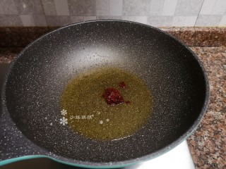 8、杏鲍菇炒牛肉,放入适量豆瓣酱翻炒出香味。