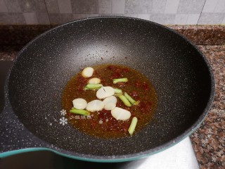 9、杏鲍菇炒牛肉,放入大蒜和葱头翻炒均匀。