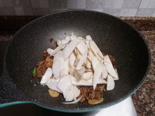 11、杏鲍菇炒牛肉,放入杏鲍菇翻炒片刻，直至杏鲍菇变软。