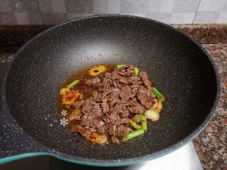 10、杏鲍菇炒牛肉,放入牛肉翻炒均匀。