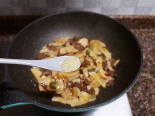 13、杏鲍菇炒牛肉,放入适量鸡精翻炒均匀。