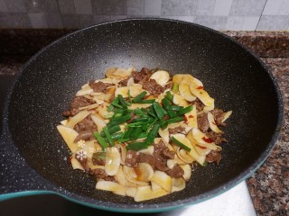 14、杏鲍菇炒牛肉,最后放入葱叶翻炒均匀即可出锅。