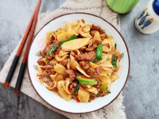 16、杏鲍菇炒牛肉,鲜香味美！