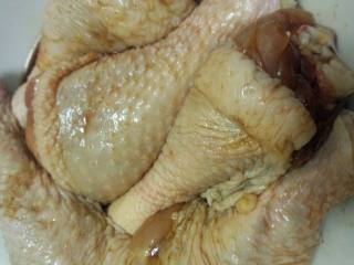 3、电饭煲豉油鸡,把酱料倒入鸡腿中抹均匀腌制一小时