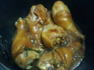 6、电饭煲豉油鸡,在翻另一面继续焖到熟即可