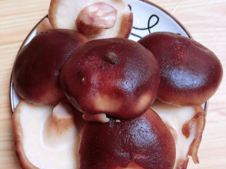 1、牛肉香菇酱,准备好香菇。