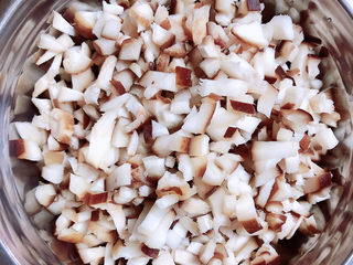 2、牛肉香菇酱,将香菇切成小丁待用。