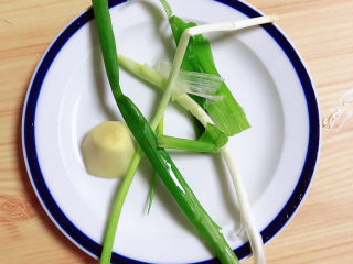 3、牛肉香菇酱,准备小葱和姜。