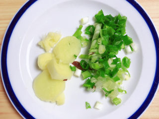 4、牛肉香菇酱,葱姜切碎待用。