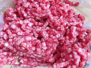 5、牛肉香菇酱,准备好牛肉馅儿。