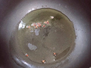 6、牛肉香菇酱,锅中倒入油，加热至五成热，放入花椒煸香。