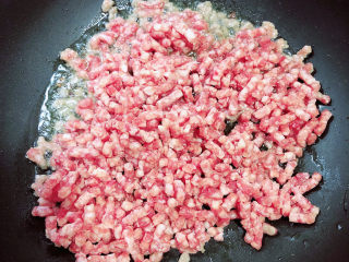 7、牛肉香菇酱,放入牛肉馅儿，翻炒均匀。