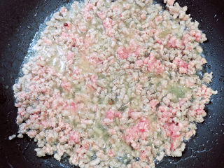 8、牛肉香菇酱,将牛肉粒血色慢慢炒没。
