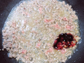 9、牛肉香菇酱,放入料酒、蚝油，翻炒均匀。