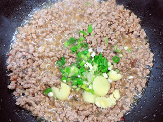 10、牛肉香菇酱,放入葱姜翻炒均匀。