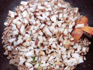 11、牛肉香菇酱,放入香菇丁，翻炒均匀。