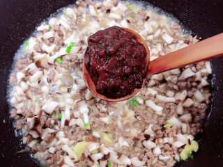 12、牛肉香菇酱,放入200ml水，再加入黄豆酱，搅拌均匀。