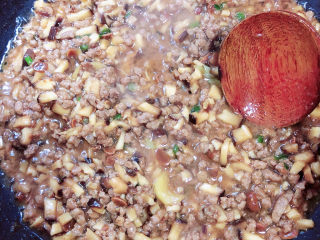 13、牛肉香菇酱,慢慢熬煮5分钟，牛肉香菇酱就做好了。