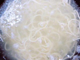 14、牛肉香菇酱,煮上一碗面条。