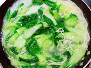 15、牛肉香菇酱,配上一些油菜。