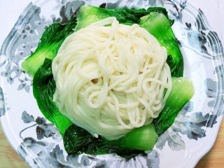 16、牛肉香菇酱,将面条油菜摆盘。