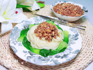 17、牛肉香菇酱,浇上一些牛肉香菇酱，食欲大增哟！