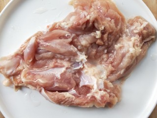 1、大吉大利香辣口水鸡,准备鸡腿,剔去鸡骨。