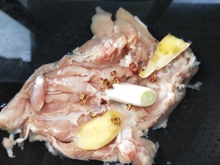 2、大吉大利香辣口水鸡,冷水下锅,放姜片,葱段,花椒粒,适量料酒,放入去骨鸡腿。