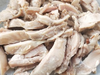 4、大吉大利香辣口水鸡,切小块,也可以手撕,装盘。