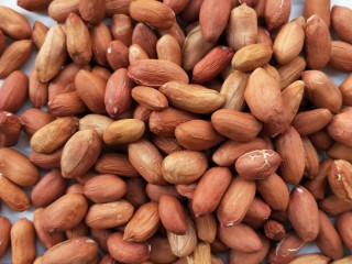 11、大吉大利香辣口水鸡,准备花生米。