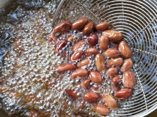 13、大吉大利香辣口水鸡,炸熟花生米。