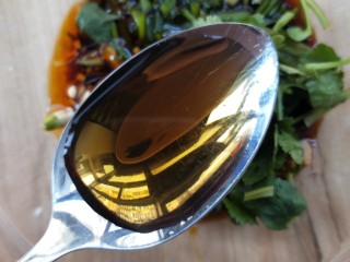 19、大吉大利香辣口水鸡,一勺料酒。