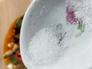 21、大吉大利香辣口水鸡,少许盐。