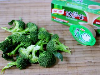 2、麻辣海鲜什锦营养火锅????,西兰花用手撕成大小一致的块状