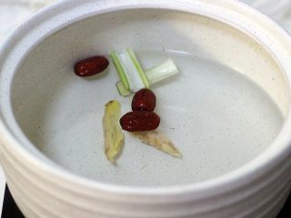 7、麻辣海鲜什锦营养火锅????,放入葱段和姜片