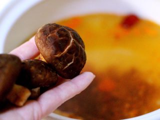 12、麻辣海鲜什锦营养火锅????,放入洗净的花菇