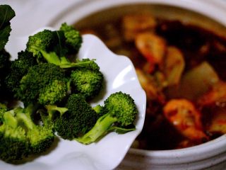 20、麻辣海鲜什锦营养火锅????,加入西兰花