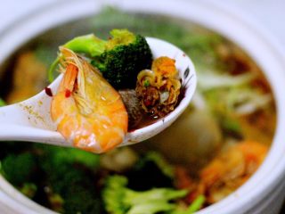 22、麻辣海鲜什锦营养火锅????,一锅鲜美无比又麻辣十足的火锅就做好了、诱惑人的节奏有木有