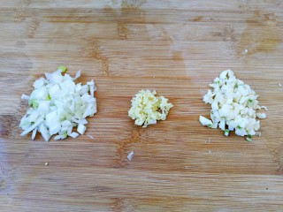 6、鱼香肉丝（川味版）,葱姜蒜切沫。