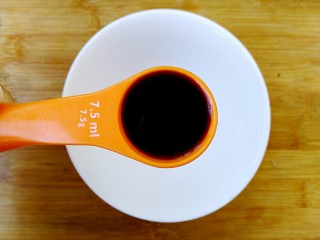 7、鱼香肉丝（川味版）,取一个小碗调料酱汁:加入醋约8ml。