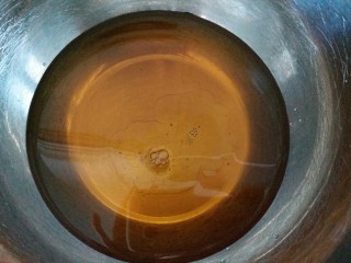 1、63克广式豆沙月饼,糖浆和枧水放入打蛋盆内