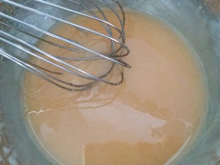 2、63克广式豆沙月饼,用手动打蛋器搅拌至乳化状态